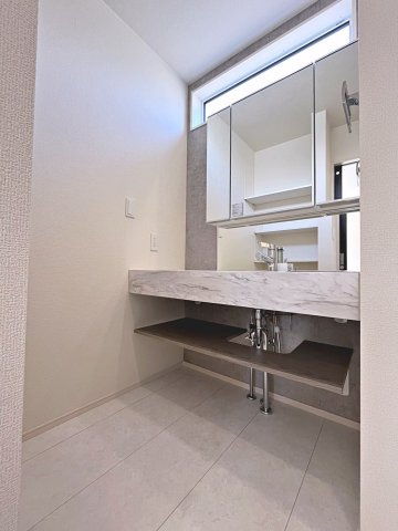 新築戸建・新築建売　福島市笹谷道場　笹谷小・信陵中の洗面所|三面鏡洗面台で朝の身支度もしやすい＆収納力も◎洗面台に物を置かずすっきり清潔に保つことができます！