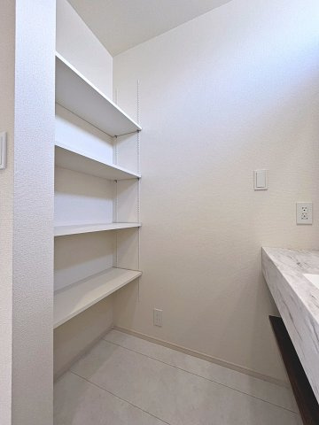 新築戸建・新築建売　福島市笹谷道場　笹谷小・信陵中の洗面所|洗面台の反対側には収納棚がございます！タオルや洗濯用品などを置くのに便利です！