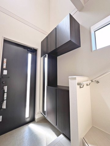 新築戸建・新築建売　福島市笹谷道場　笹谷小・信陵中の玄関|玄関上部は吹抜になっており開放的で明るい空間！収納力のあるシューズボックスや土間収納付きです！