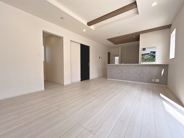 新築戸建・新築建売　福島市笹谷道場　笹谷小・信陵中の居間・リビング|南側の大きな窓から日差しが入り明るいリビングはご家族皆さんの憩いの場です！