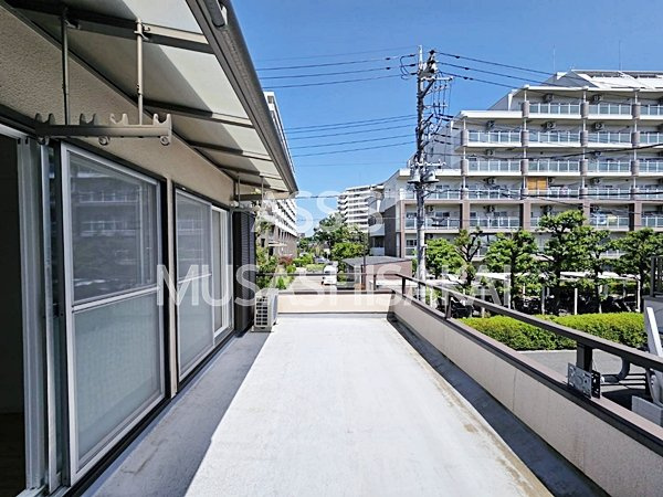 新町１丁目貸家のバルコニー