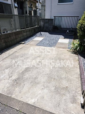 新町１丁目貸家の駐車場