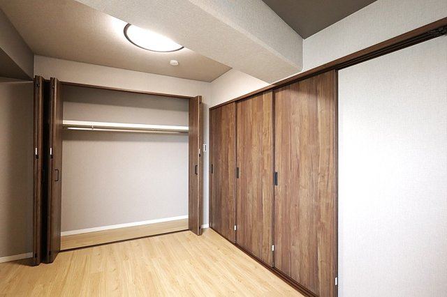 【寝室】 | 朝日プラザ北畠西 | 【洋室6帖】大容量のクローゼット完備です♪