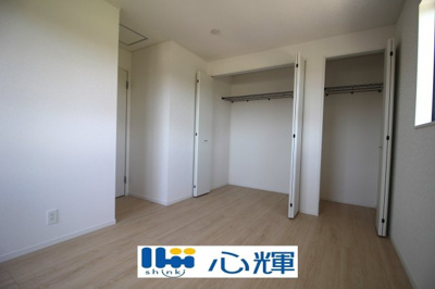【洋室】 | クレイドルガーデン宇部市昭和町第２（１号棟） | 明るさを基調とした部屋は、光を反射するので部屋を明るく美しく見せる効果もあります。