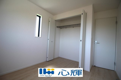【洋室】 | クレイドルガーデン宇部市昭和町第２（１号棟） | 収納たっぷりなのでお荷物の多いご家庭でもすっきりと収納出来ます。