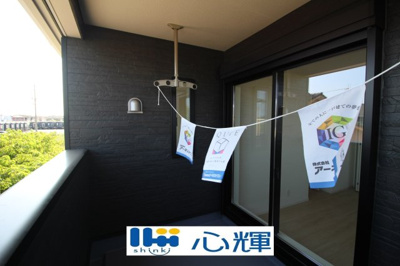 【バルコニー】 | クレイドルガーデン宇部市昭和町第２（１号棟） | 日当たりのよい住宅エリアですので、多くの陽光が降り注ぎ、室内には陽だまりを生み出してくれます。