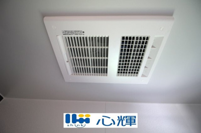 【設備】 | クレイドルガーデン宇部市昭和町第２（１号棟） | 浴室換気・乾燥・暖房機（本体）。冬場の予備暖房、夜間や梅雨時の衣類乾燥、カビ対策などに活躍します。
