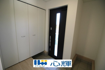 【玄関】 | クレイドルガーデン宇部市昭和町第２（１号棟） | たくさんある靴もすべて収納して頂け、玄関をスッキリ綺麗な空間にまとめます。


