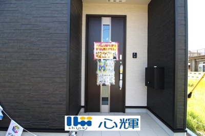 【玄関】 | クレイドルガーデン宇部市昭和町第２（１号棟） | 家の顔となる玄関。 ゲストを迎え入れても安心の空間です。