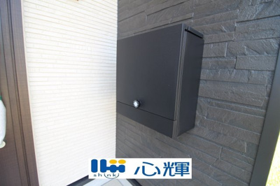 【設備】 | クレイドルガーデン宇部市昭和町第２（１号棟） | 玄関に設置の宅配ボックスは外出で不在の時も荷物の受け取りが可能です♪

