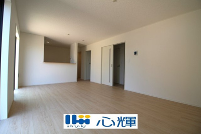 【居間・リビング】 | クレイドルガーデン宇部市昭和町第２（１号棟） | 降り注ぐ陽光をいっぱいに浴び、メインライトと共に室内全体が明るい・開放感のあるＬＤＫ。