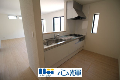 【キッチン】 | クレイドルガーデン宇部市昭和町第２（１号棟） | 充分なスペースを実現したキッチン空間となっています。寛ぐ方とお料理をされる方の一体感を重視した設計。


