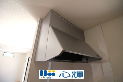 【キッチン】 | クレイドルガーデン宇部市昭和町第２（１号棟） | 最新タイプのレンジフードは吸引性能も良好！お手入れもカンタンです。
