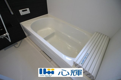 【浴室】 | クレイドルガーデン宇部市昭和町第２（１号棟） | 疲れを癒す場所にふさわしい快適で清潔な空間で、心も体もオフになるリラックスタイムをお楽しみ下さい。