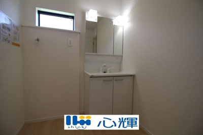 【独立洗面台】 | クレイドルガーデン宇部市昭和町第２（１号棟） | 平日の朝であっても落ち着きと寛ぎを感じられ、スムーズに身支度が完了します。