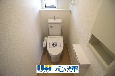 【トイレ】 | クレイドルガーデン宇部市昭和町第２（１号棟） | いつまでも清潔な空間であって頂けますように、汚れをふき取り易いフロアと壁紙をチョイス致しました。