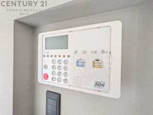 関電SOSのホームセキュリティコントローラー（警備セット: 「おでかけ」ボタンで外出時、「おやすみ」ボタンで就寝時の防犯セットが可能です。）