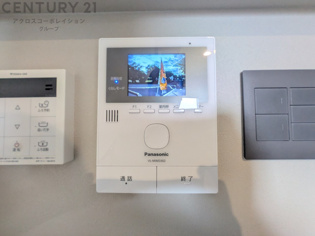 訪問者が来たときにテレビ画面で確認できるため、安心してドアを開けられます。録画機能があるものもあり、留守中に来訪者を記録しておくことができます。利便性が高く、セキュリティ面でも安心です。