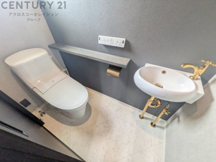 温水洗浄便座付トイレは温水洗浄機能により、暖かい水でおしりを洗浄することができ、冷たい水を使う従来の便座に比べ、温水洗浄機能で暖かいトイレを提供し、快適な使用を可能にします。