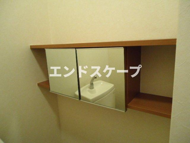 ライブリーコートのトイレ|トイレ上部・鏡戸棚
高崎、前橋のお部屋探しはエンドスケープまで！お客様の理想お聞かせ下さい♪
