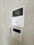 【防犯設備】 | エメラルドマンション和白駅前☆仲介手数料半額☆ | 【TVモニター付インターホン】来客を映像で確認できる安心の防犯設備。セキュリティ重視の方にもご満足いただける、安全な暮らしをサポートする住まいです。
