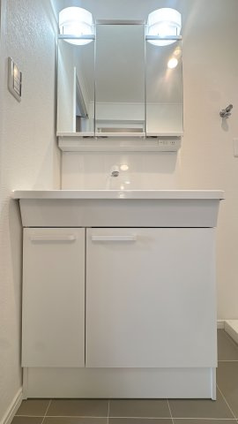 【独立洗面台】 | エメラルドマンション和白駅前☆仲介手数料半額☆ | 【三面鏡タイプ】 忙しい朝の身支度もスムーズにこなせるワイドな洗面化粧台。鏡裏には小物をすっきり収納できるスペースを確保。