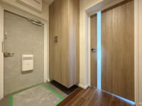 【玄関】 | エメラルドマンション和白駅前☆仲介手数料半額☆ | 【住まいの顔、収納豊富な玄関】落ち着いた印象の玄関。大容量のシューズボックスを完備しており、家族全員の靴をスッキリ収納できます。いつも整頓された空間で、ゲストを気持ちよくお迎えできます。