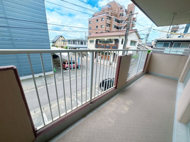 【バルコニー】 | エメラルドマンション和白駅前☆仲介手数料半額☆ | 広すぎないからこそ、日々のお手入れが驚くほど簡単。サッと掃き掃除ができるサイズ感で、常に清潔な空間を保てます。家事の負担を減らし、自分時間を大切にしたい方にぴったりの設計です。