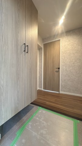 【玄関】 | エメラルドマンション和白駅前☆仲介手数料半額☆ | 収納力のあるシューズボックスを備えたスッキリとした玄関。落ち着いた内装が、住まいの顔としてお客様や家族を優しく迎え入れます。毎日を気持ちよくスタートできる、清潔感のある空間です。
