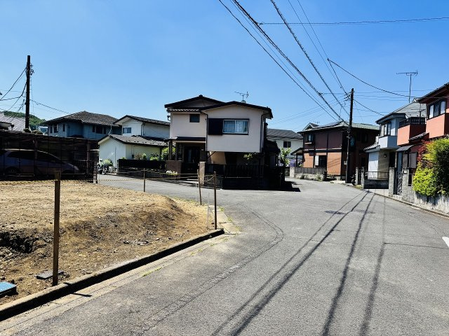 八王子市　西寺方町　新築一戸建て　０１期の前面道路含む現地写真|～西側6ｍ・北側6ｍ道路に面しています～