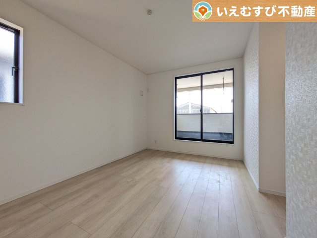 Cradle garden　吉見町東野第20の洋室|ぬくもりのある色合いでシンプルな洋室
日当り良好で明るい洋室！大容量のウォークインクローゼット付き♪