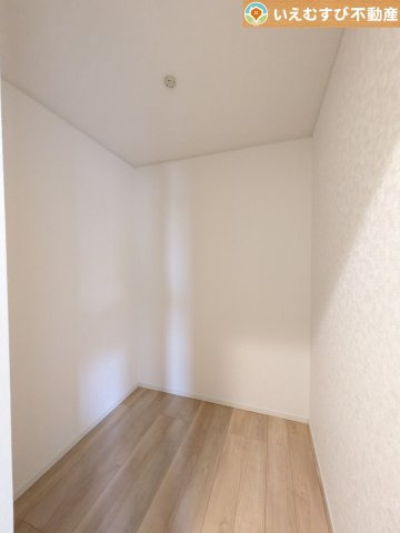 Cradle garden　吉見町東野第20の収納|たっぷりの収納力を備えたウォークインクローゼット
たくさん収納できるので季節物やかさばるバッグなども片付きます♪
