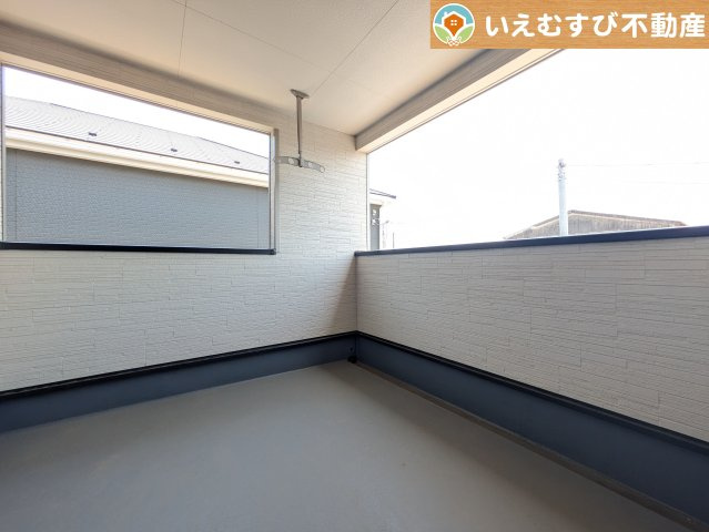 Cradle garden　吉見町東野第20のバルコニー|ゆとりの広さのインナーバルコニー
急な雨でもインナーバルコニーなら安心！天気を気にせず干して外出できます♪