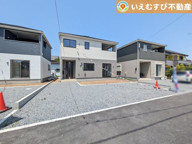 Cradle garden　吉見町東野第20の駐車場|並列3台駐車可能なゆとりのカースペース
複数台車をお持ちでも、お友達が遊びに来てもゆとりの駐車スペース！