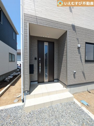 Cradle garden　吉見町東野第20のエントランス|雨が防げる広々エントランス
駐車場からアクセスの良いエントランス。雨の日や荷物が多くても安心の動線♪