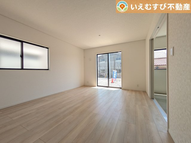 Cradle garden　吉見町東野第20の居間・リビング|ナチュラルな色合いで落ち着いた印象のリビングダイニング
ぬくもりのあるナチュラルな空間。グリーンを飾っても相性が良さそうですね♪