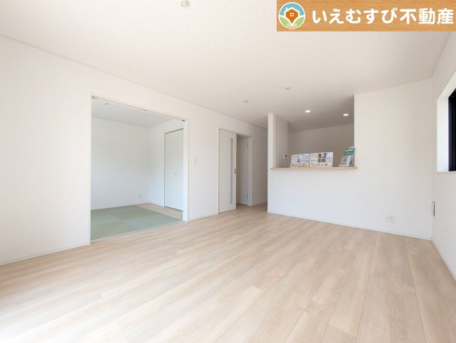Cradle garden　吉見町東野第20の居間・リビング|開放感と家族との距離感にこだわったＬＤＫ
採光たっぷりのリビングで休日には家族みんなでくつろげそうですね♪