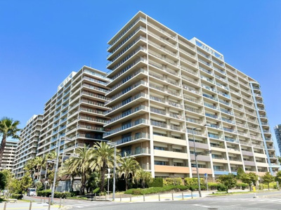 【外観】 | パークシティ東京ベイ新浦安Sol-A棟 | 整然と並ぶバルコニーとスタイリッシュな外観デザインが印象的な大規模レジデンス。開放的な街並みに映える存在感ある佇まいで、上質な暮らしを予感させるランドマーク的な住まいです。