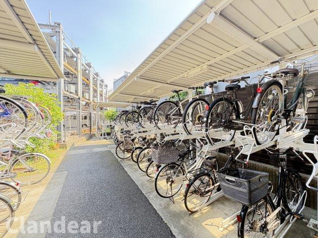 マ・トール鹿浜ライフスクエアの駐輪場|ドキドキの新生活も、安心してスタート。ぴったりの住まいを見つけませんか？クランディアが一緒に住まい選びをサポートします‼　まずは、お気軽にお問合せください　＃クランディア