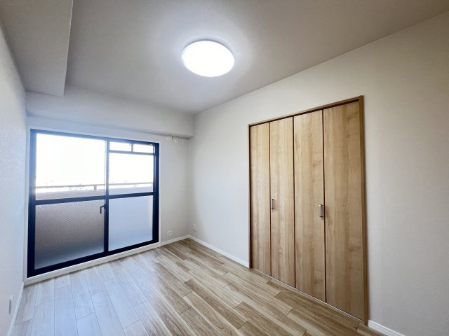 ダイアパレス大和八木の寝室|洋室5.7帖　寝室にぴったり