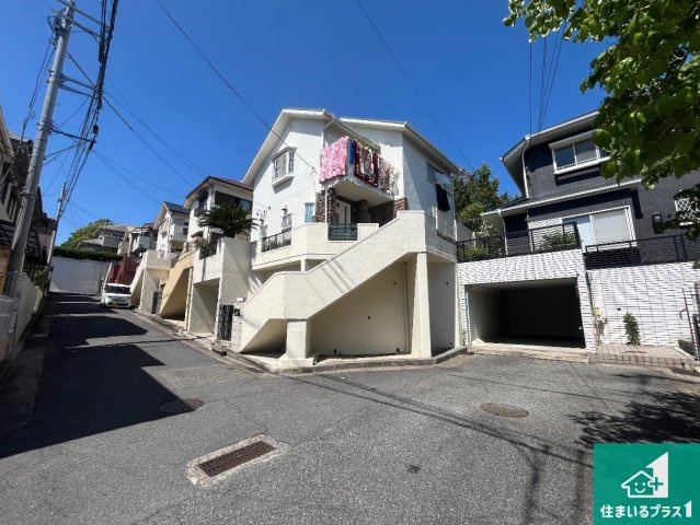 神戸市垂水区つつじが丘　中古一戸建ての前面道路含む現地写真|周辺は閑静な住宅街！前面道路広々で車の出し入れも便利です。駐車が苦手な方でも安心して車庫入れできます！