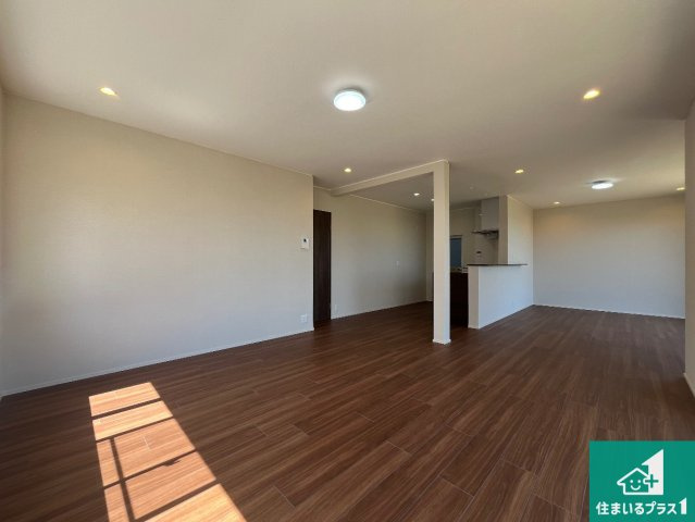 神戸市垂水区つつじが丘　中古一戸建ての居間・リビング|日当たり良好の明るいリビングで朝の目覚めもスッキリできそう！対面キッチンでご家族のコミュニケーションも自然と増える設計！小さなお子様が遊ぶスペースを作っても広々とくつろげるLDK！