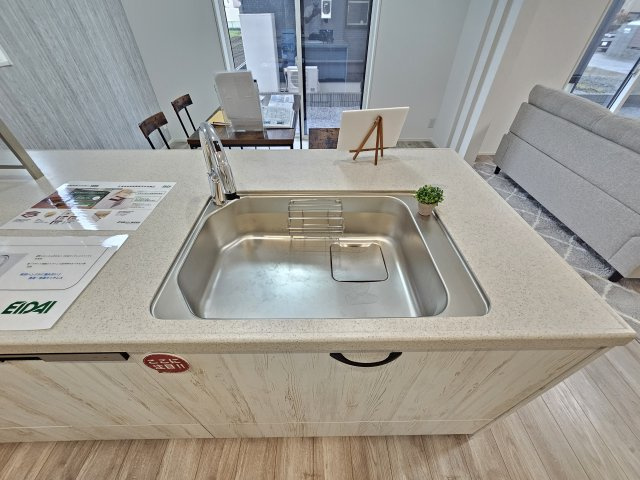 タマタウン宇都宮市細谷町Ⅱのキッチン|同社施工物件の写真です。※建具やフローリング、その他仕様が違う場合がございます。