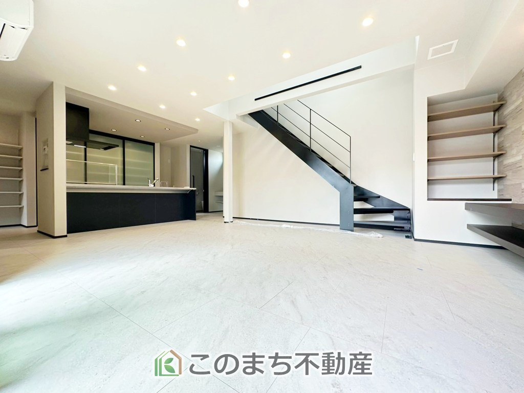 タマタウン宇都宮市細谷町Ⅱの居間・リビング|インテリアショップで見掛けた「あの家具」も置ける、ゆったりとした空間。時に広さが上質な寛ぎの時間になる事も。流行に左右されず、将来にわたって価値が継続する「上質」な佇まい。

