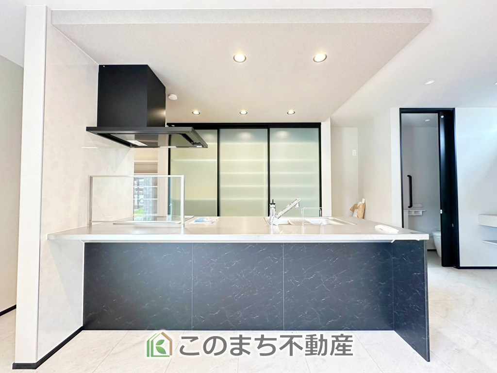 タマタウン宇都宮市細谷町Ⅱのキッチン|■素敵なひととき■
忙しい朝でも、しっかり家族が揃って食事をして頂けるゆとりある大きさのダイニングスペース。奥様が作る手料理をカウンター越しに受けとって頂き、テーブルで囲む素敵な時間を存分に。
