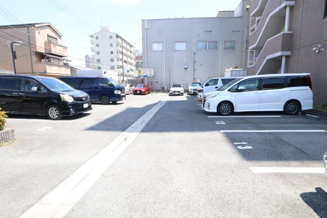 グランステディ深江橋の駐車場