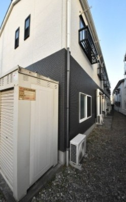 千葉市中央区椿森１丁目のアパートのエントランス