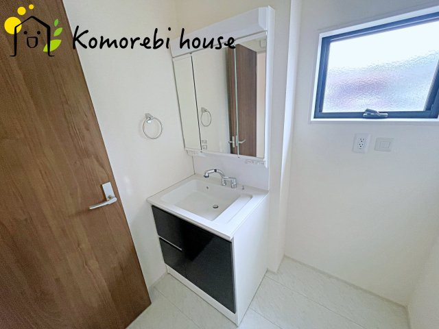 白岡市篠津　第３　新築一戸建て　リーブルガーデン　01の独立洗面台|独立洗面台、小物を置くことができて便利です