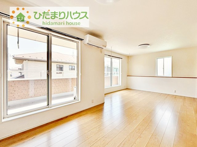 【寝室】 | 筑西市市野辺　中古戸建 | バルコニーに面していて、たっぷり光りの入る明るい主寝室です！