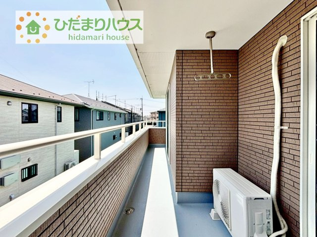 【バルコニー】 | 筑西市市野辺　中古戸建 | 広々としたバルコニー。お洗濯物もぜーんぶ干せちゃいます！！